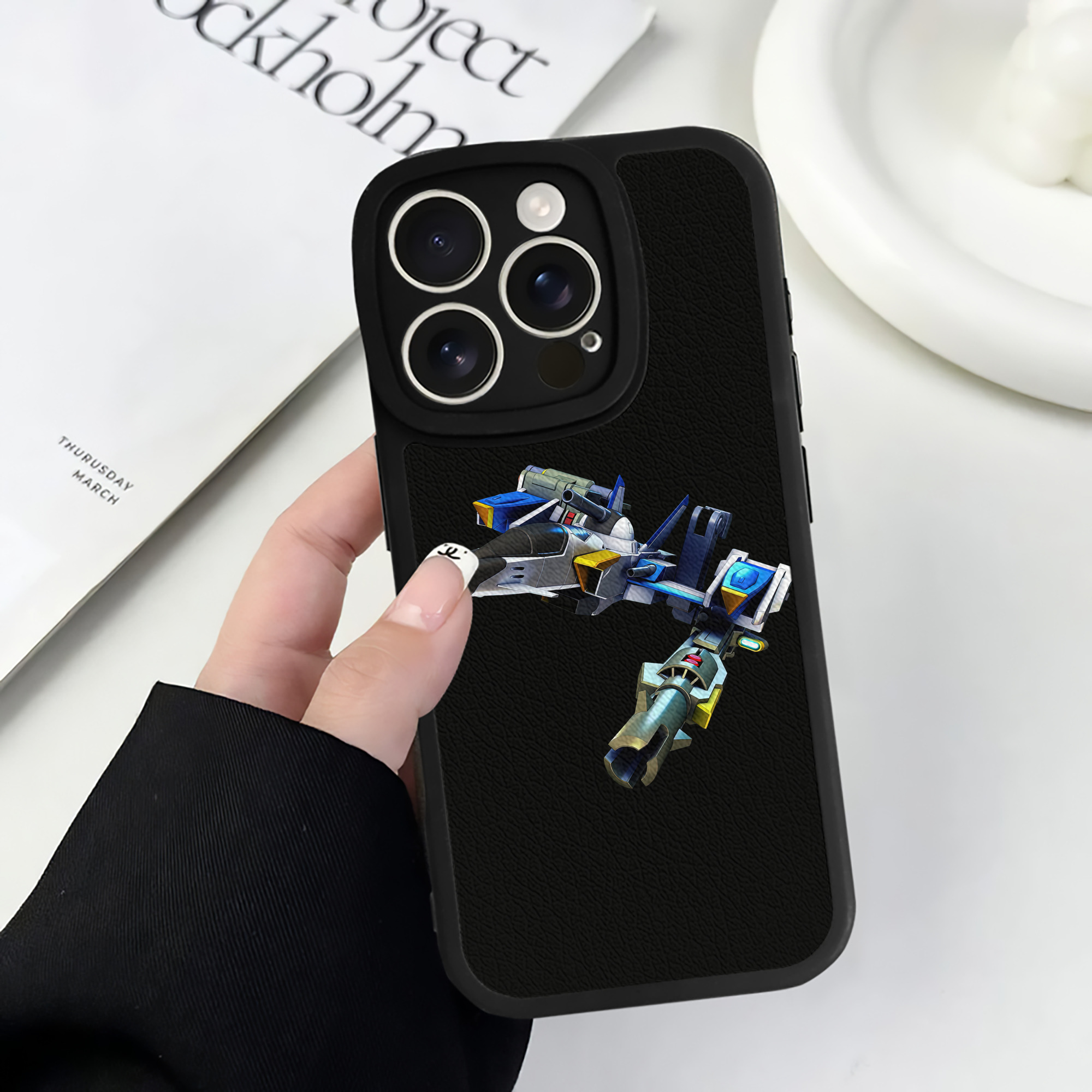 （画像用） 機動戦士ガンダム Mobile Suit Gundam 【iPhone 16シリーズ対応】シリコンスマホケース（レザー調） 材質：シリコン